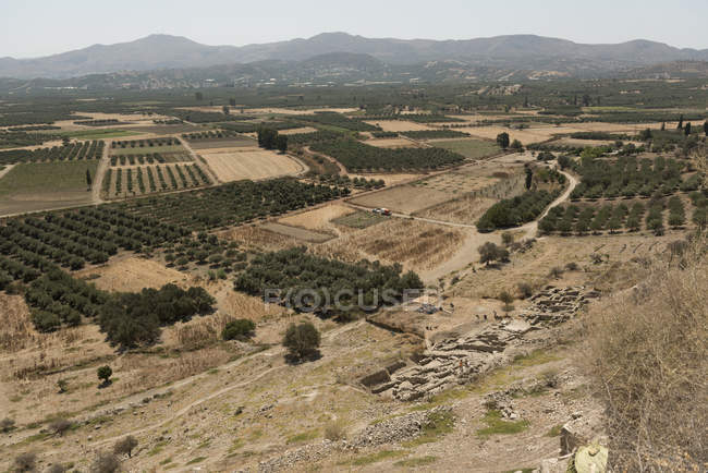Grécia, Creta, campos perto de Plakias com montanhas no fundo — Fotografia de Stock