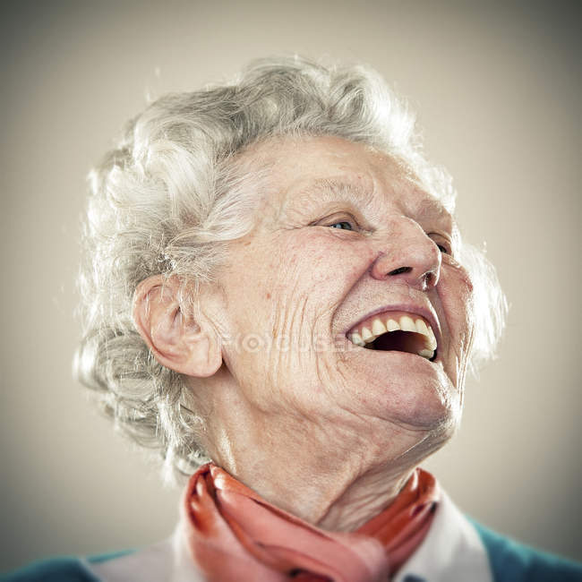 Ritratto di donna anziana ridente guardando da parte — Foto stock