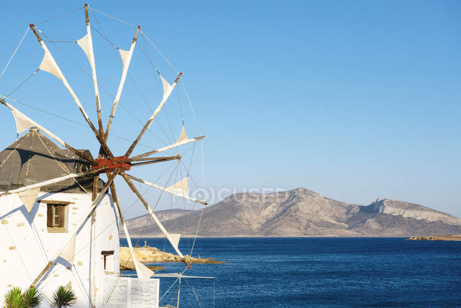 Grèce, Koufonissi, Moulin à vent en mer Égée — Photo de stock
