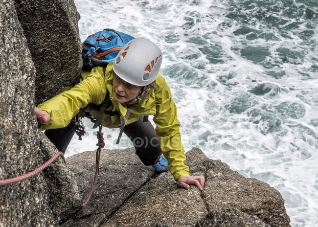 UK, Cornovaglia, arrampicata femminile su Commando Ridge — Foto stock