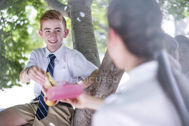 High school students having lunch break — Stock Photo