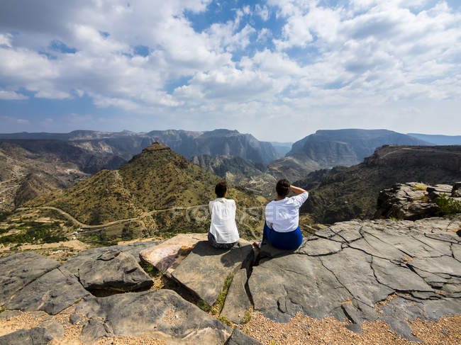 Oman, Jabal Akhdar, Two women looking at mountain view — Stock Photo