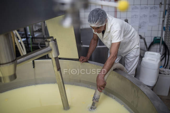 Робітниця заводу сир, контролюючи холоне процес — стокове фото