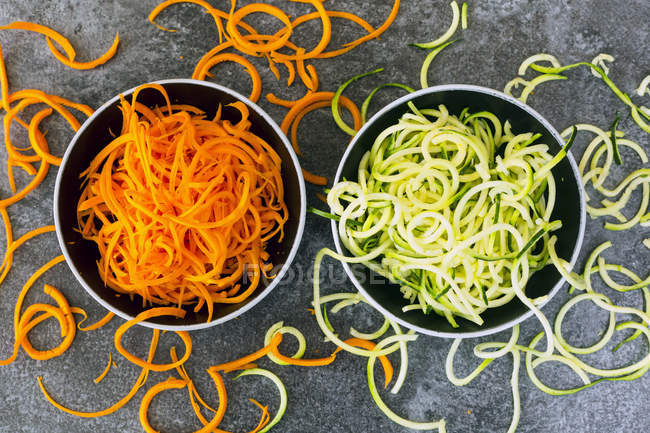 Cuenco de espaguetis de zanahoria y tazón de Zoodles - foto de stock