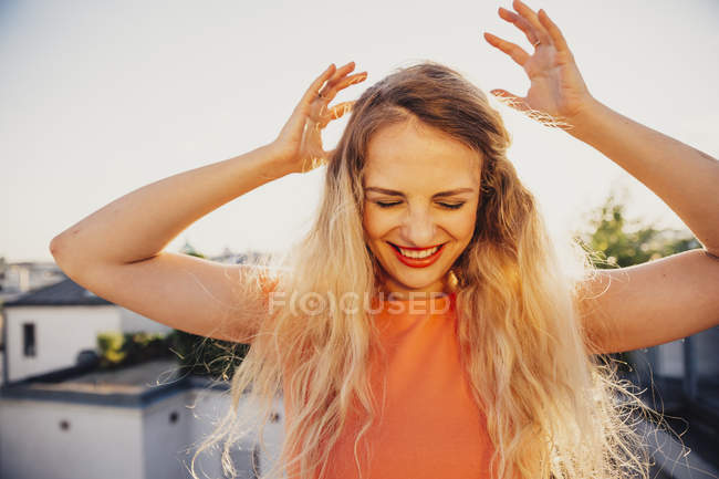 Sorrindo mulher loira dançando no terraço — Fotografia de Stock