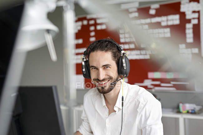 Homme d'affaires caucasien souriant dans un bureau moderne — Photo de stock