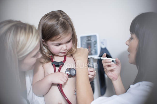 Kleines Mädchen lässt sich in Klinik impfen — Stockfoto