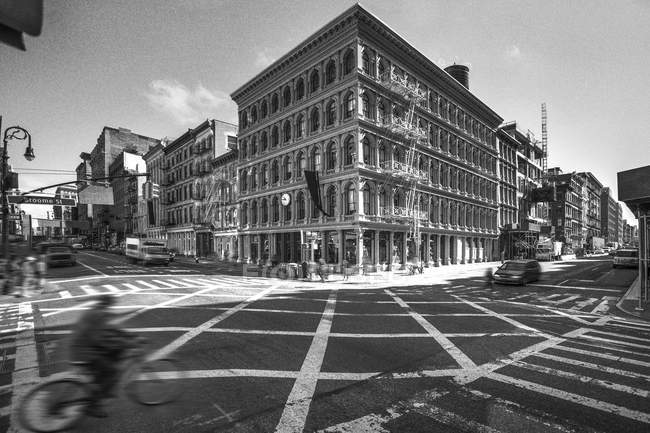 USA, New York, vista sulla città di Haughwout Store con crocevia in primo piano — Foto stock