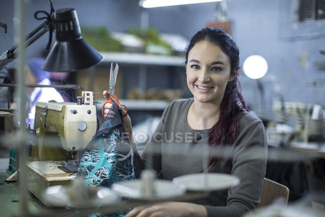 Couture dans les vêtements de couture d'usine — Photo de stock