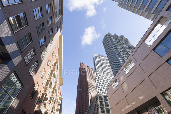 Low angle view of modern building against sky during daytime — Stock Photo