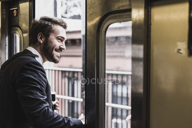 Geschäftsmann steht an der U-Bahn — Stockfoto