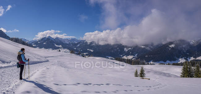 Austria, Kleinwalsertal, donna in alta via d'inverno — Foto stock