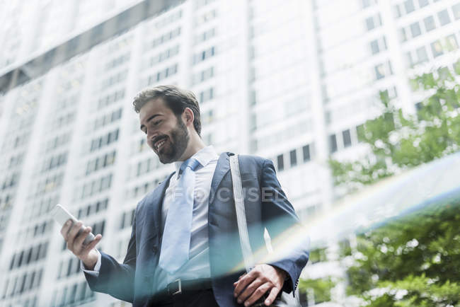 Empresario usando teléfono celular - foto de stock