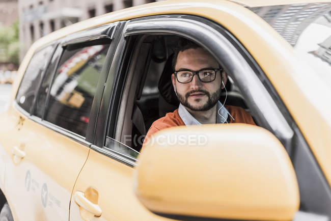 Бізнесмен, сидячи в жовті таксі Нью-Йорк, США — стокове фото