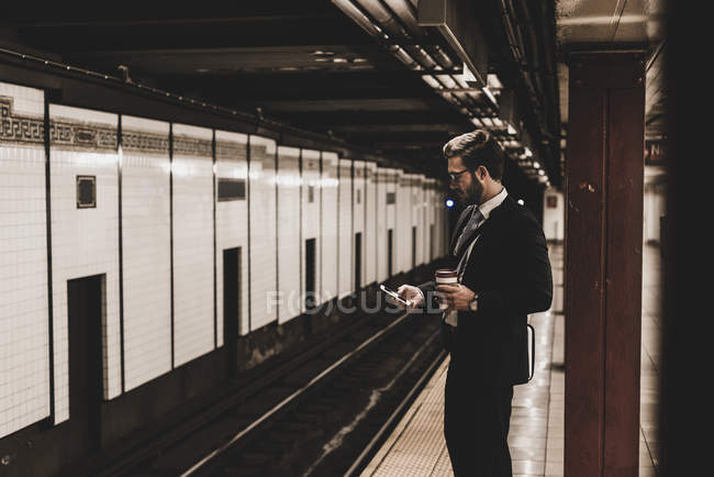 Geschäftsmann wartet an U-Bahn-Station — Stockfoto