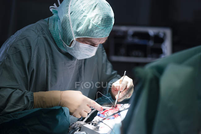 Porträt eines Neurochirurgen, der die Operationswunde schließt — Stockfoto