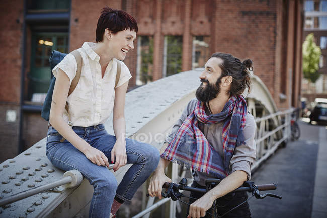 Portrait de couple reposant sur un pont à Hambourg — Photo de stock