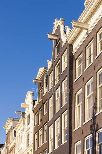 Niederlande, amsterdam, reihe von kanalhäusern an der prinsengracht — Stockfoto