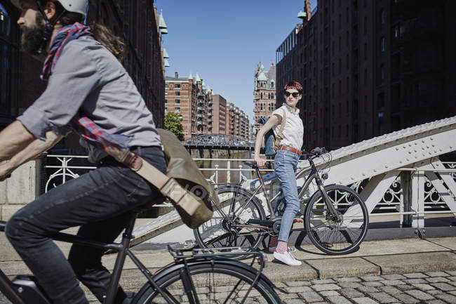 Cropped portrait of couple of cyclists on bridge — Stock Photo