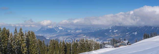 Alemania, Baviera, Soellereck estación superior con Illertal y Gruenten montañas en invierno - foto de stock