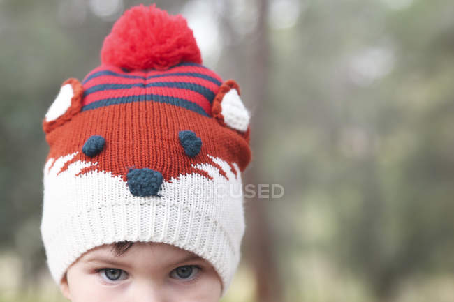 Primer plano del niño con sombrero de lana divertido - foto de stock