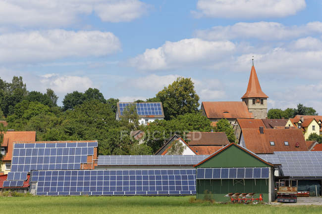 Alemanha, Stettberg, painéis solares e casas rurais — Fotografia de Stock