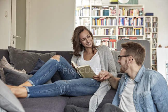 Smiling couple relaxing together in the living room at home — Stock Photo
