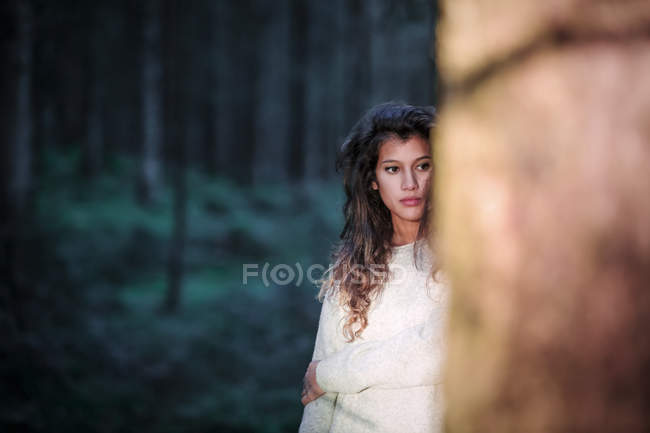 Ritratto di giovane donna nel bosco — Foto stock