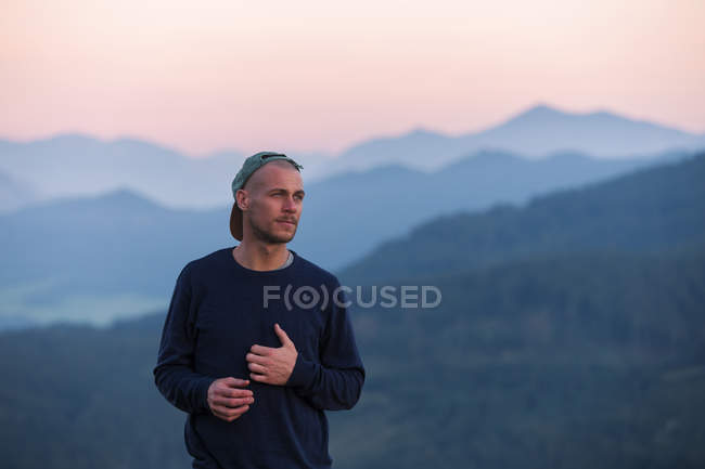 Áustria, Mondsee, Mondseeberg, retrato de homem vestindo uma basecap ao entardecer — Fotografia de Stock