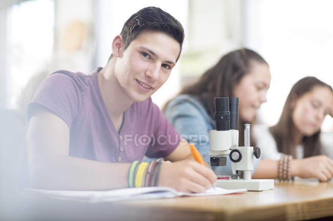 Portrait d'un étudiant souriant en sciences en classe — Photo de stock