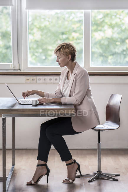 Geschäftsfrau benutzt Laptop in modernem Konferenzraum — Stockfoto