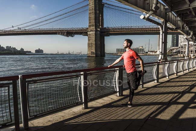 USA, New York, sportivo che si allunga a East River — Foto stock