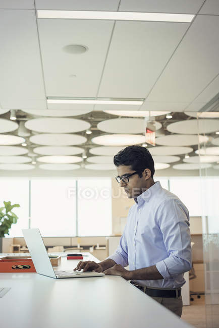 Geschäftsmann arbeitet am Schreibtisch mit Laptop — Stockfoto
