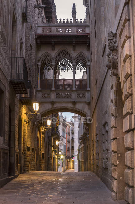 España, Barcelona, vista al Puente de los Suspiros en el Barrio Gótico - foto de stock
