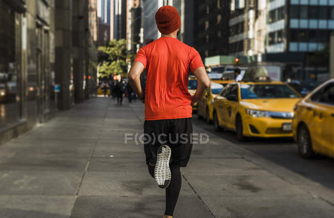 США, Нью-Йорк, людина, що біжить в Манхеттен — стокове фото