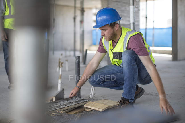 Працівник будівництва на будівельному майданчику, перевірка роботи — стокове фото