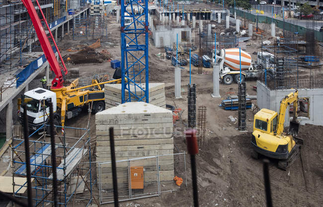 Kapstadt, Südafrika, riesige Betonpumpe und andere Maschinen auf der Industriebaustelle — Stockfoto