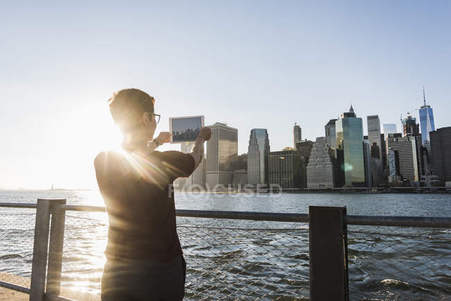 Frau fotografiert die Skyline von Manhattan — Stockfoto