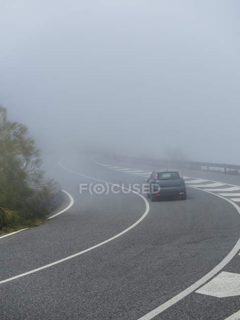 Italien, Sizilien, Auto fährt bei starkem Nebel auf Pass des Ätna — Stockfoto