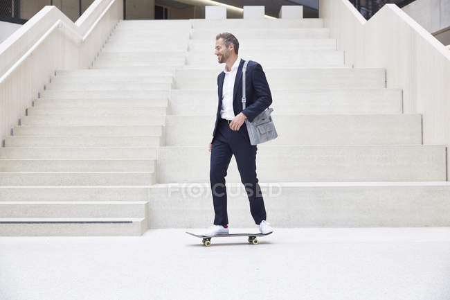 Geschäftsmann fährt Skateboard — Stockfoto