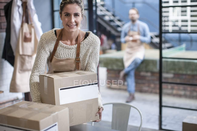 Frau mit Karton — Stockfoto