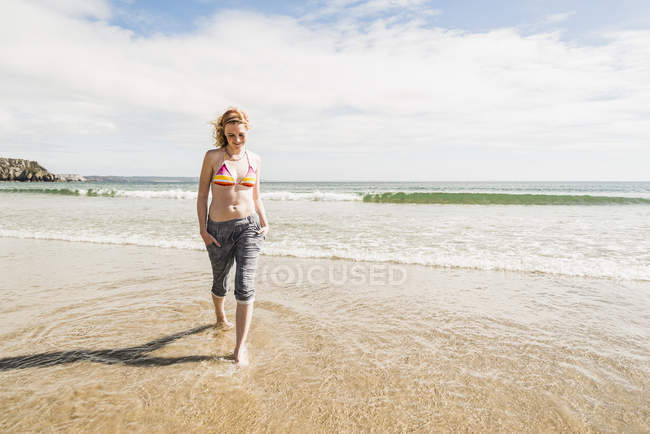 Девочка-подросток, блуждающая в море — стоковое фото