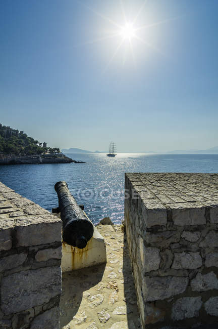 Vista dalle mura fortificate al mare — Foto stock