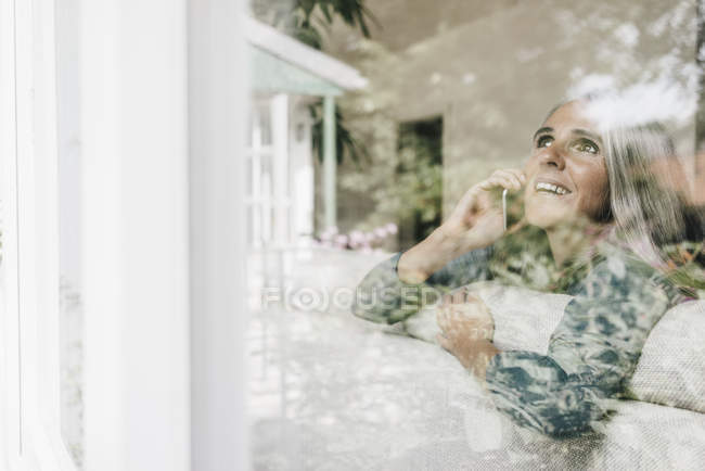 Donna sorridente al telefono — Foto stock