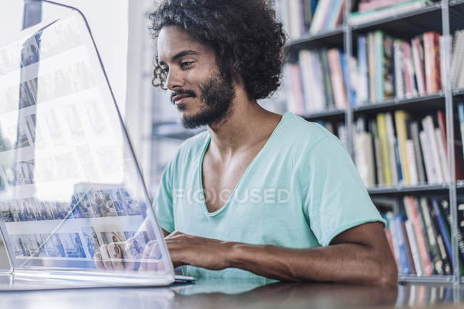 Mann benutzt futuristischen Computer — Stockfoto