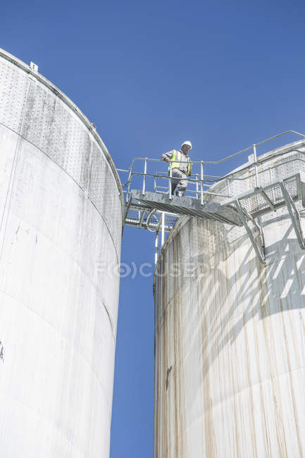 Uomo maturo che controlla serbatoi di fermentazione — Foto stock