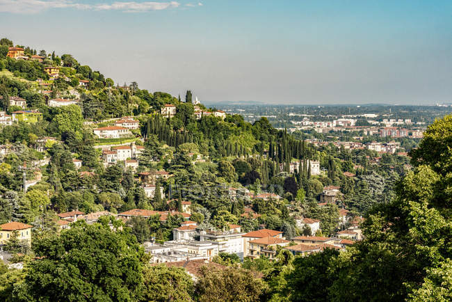 Italia, Brescia, vista a las colinas de la ciudad desde Colle Cidneo - foto de stock