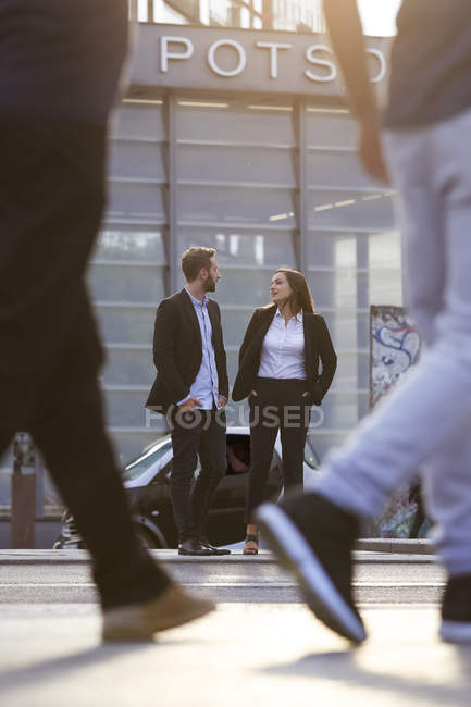 Geschäftsfrau und Geschäftsmann stehen in der Stadt — Stockfoto