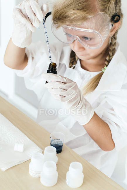Niño jugando en laboratorio químico - foto de stock
