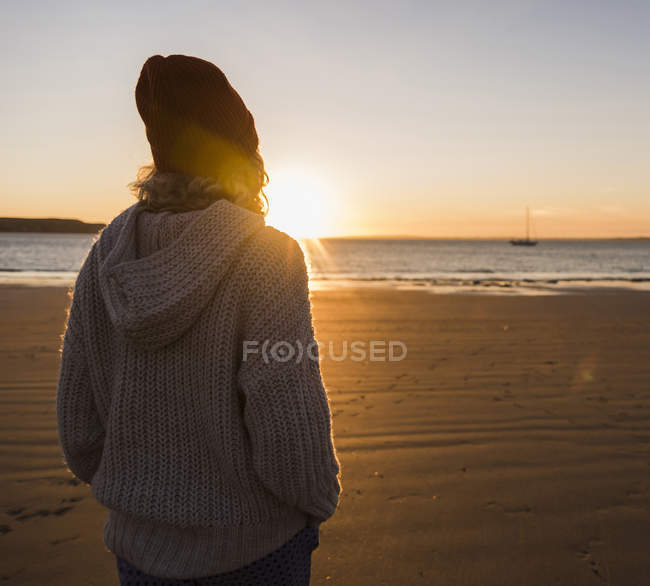 Teenager Mädchen am Strand — Stockfoto